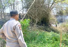 Polsek Kedungdung Bergerak Cepat Padamkan Kebakaran Lahan