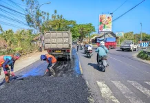 Satlantas Polres Sampang Kawal Perbaikan Jalan Nasional