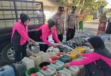 Polres Sampang Salurkan Air Bersih untuk Warga Terdampak Kekeringan