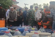 Kekeringan Sampang, Gubernur Khofifah Salurkan 12 Ribu Liter Air