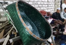 Uniknya Besek Raksasa di Kampung Kleleng Sampang