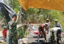 TNI dan Warga Lakukan Pengecoran Jembatan Cangagan Bangkalan