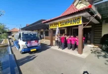 Polres Sampang Salurkan Air Bersih ke Lembaga Pendidikan