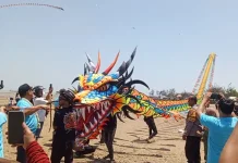 Festival Layang-layang di Pantai Jumiang Pamekasan
