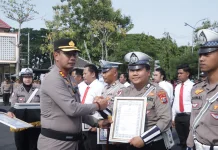 Sebanyak 40 Anggota Polres Sampang Dapat Penghargaan