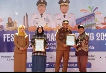 Dispusip Sampang Serahkan Sertifikat Naskah Kuno pada Festival Literasi 2026