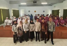 Mahasiswa UNESA Hadirkan Handbook “INI GENTING” untuk Edukasi Kesehatan di Sampang