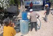 Kapolsek Camplong Salurkan Air Bersih untuk Warga Terdampak Kekeringan