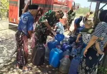 Kemarau Panjang, Babinsa Sepulu Bangkalan Salurkan Air Bersih