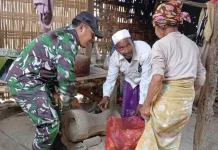 Babinsa Kokop Salurkan Sembako Warga Kurang Mampu