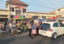 Polsek Camplong Gelar Pengaturan Lalu Lintas di Pasar Dharma Camplong
