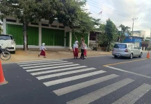 Polsek Camplong Gencarkan Pengaturan Lalu Lintas Pagi Demi Keselamatan Siswa