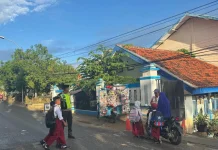 Polsek Karang Penang Bantu Siswa Seberang Jalan