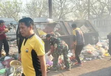 Wujudkan Program ASRI, Polsek Ketapang Bersama Warga Kerja Bakti di Pasar Sapi Kemi