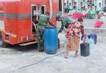 Atasi Kekeringan, Koramil Geger Bangkalan Salurkan Air Bersih