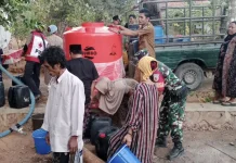 Atasi Kekeringan, TNI dan PMI Salurkan Air Bersih di Sampang