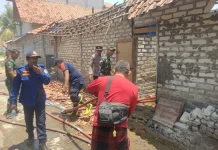 Gotong Royong Padamkan Kebakaran di Sampang