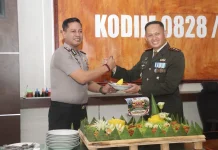Kapolres Sampang Beri Kejutan Tumpeng HUT TNI ke-81