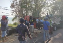Truk Angkut 2,2 Ton Telur Terguling di Sampang