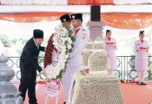 Hari Jadi Jatim, Emil Dardak Ziarah ke Makam RP M. Noer