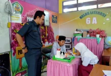 Siswa SD di Sampang Dapat Bantuan Alat Tulis