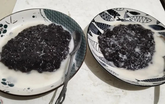 "Tajin Etem," Makanan Manis untuk Buka Puasa