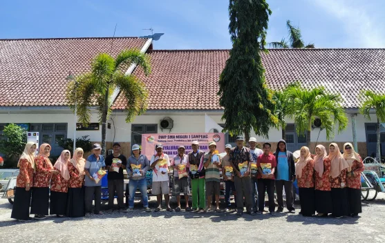 DWP SMAN 1 Sampang Bagikan Paket Sembako ke Abang Becak