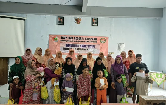 Berbagi Kasih, DWP SMAN 1 Sampang Santuni Anak Yatim