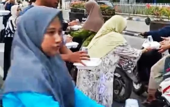 Teman Tuli Gerkatin Sampang Bagikan Ratusan Takjil kepada Masyarakat