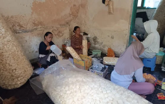 Permintaan Kerupuk Rambak Meningkat jelang Idul Fitri di Sumenep