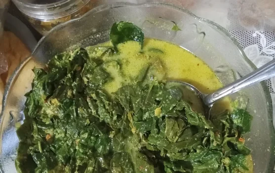 Bobor Daun Singkong Pedas, Hangatnya Meja Makan Jombang