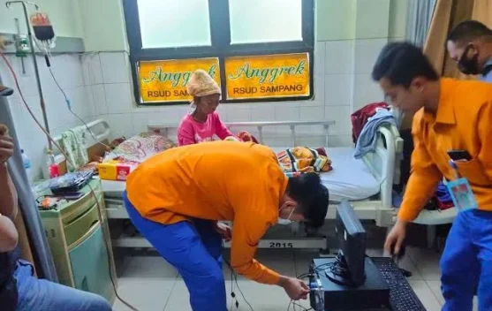 Dispendukcapil Sampang Rekam Data Warga Rentan Secara Jemput Bola