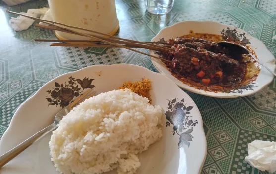 Sate Madura Autentik dengan Taburan Bumbu Kacang yang Gurih