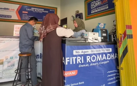 Dari Bidan dan Kru Kapal Pesiar, Menjadi Pelita Keuangan Masyarakat Desa
