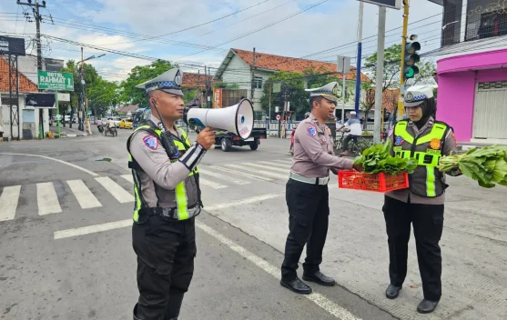 Polres Sampang Bagikan Sayuran Gratis, Kampanyekan Tertib Lalin