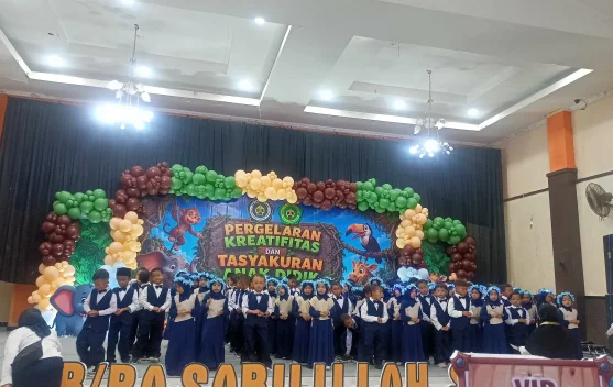 Kreativitas Anak KB-RA Sabilillah Sampang Berkilau di Panggung Kelulusan