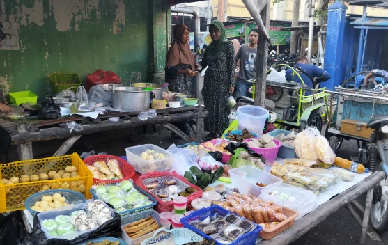 Jajanan Tradisional Masih Eksis di Sampang