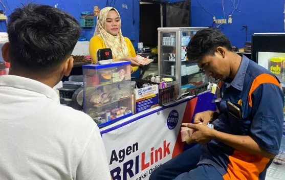 Dari HP Jadul ke Tabungan Haji: Kisah Muzammah Agen BRILink Camplong
