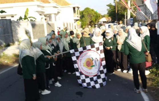 Ratusan Bidan Sampang Ikuti Jalan Sehat HUT IBI ke-75