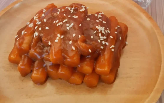 Menjelajah Sejarah Tteokbokki: Dari Istana Joseon hingga Mendunia