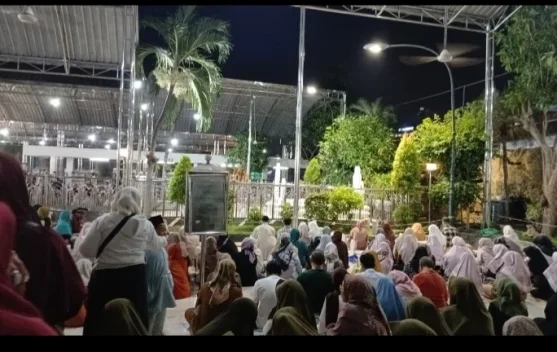 Makam Sunan Ampel Tak Pernah Sepi Dari Peziarah