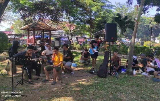 Menikmati Hiburan Musik di "Car Free Day" Sampang