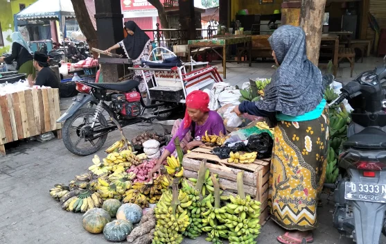 Pedagang Srimangunan Sampang Bertahan Hadapi Gempuran Pasar Modern