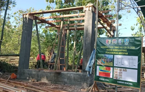 Masyarakat dan TNI Bangun Menara Air di Desa Panyepen