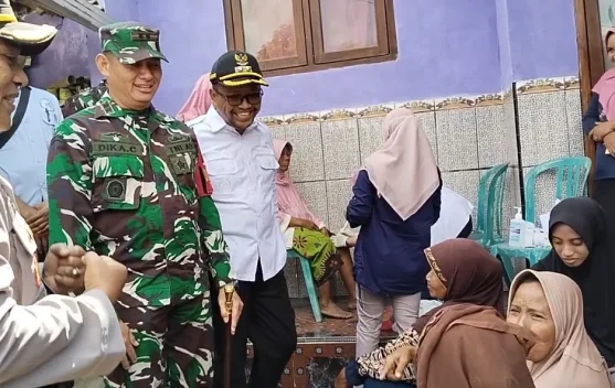 TMMD 129 Sampang Gelar Layanan Kesehatan dan Terapi Nyeri Lutut Lansia