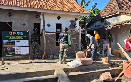 TNI dan Warga Sampang Rehab Rumah Bu Mahmudah