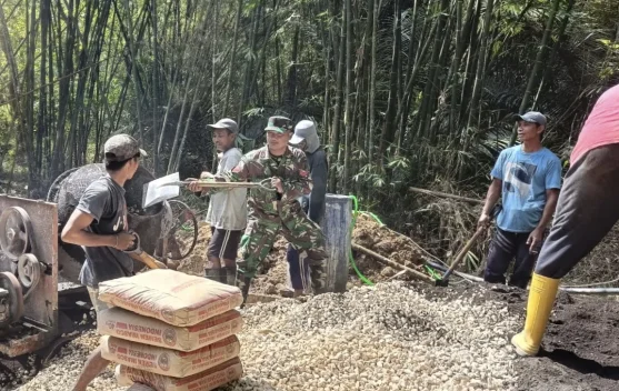 Pengecoran Pondasi Jembatan Klampis Mulai Dikerjakan TNI dan Warga