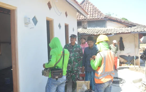 Pemasangan Instalasi Listrik Terangi Rumah Rehabilitasi TMMD 129 Sampang