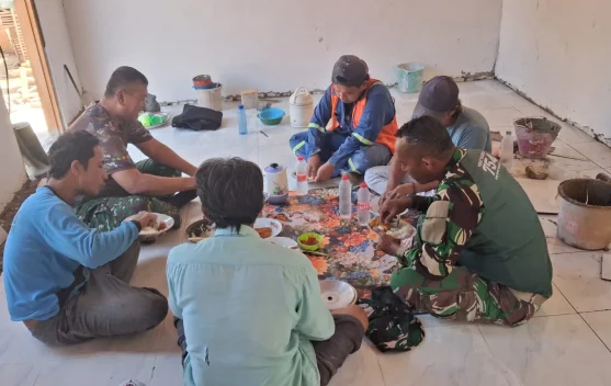Kebersamaan Satgas TMMD Kodim Sampang Santap Siang Bersama Warga