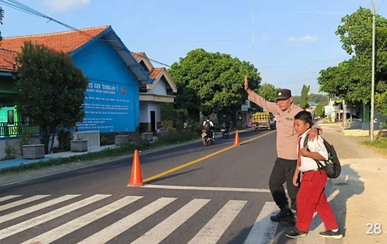 Polisi Amankan Arus Lalin Depan Sekolah di Sampang